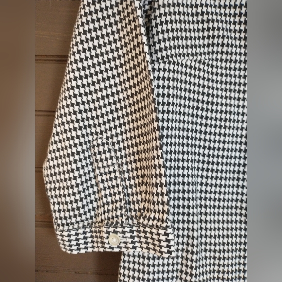 Talbots Petites Black & White Houndstooth Fitted Blouse size 8 - Picture 5 of 6